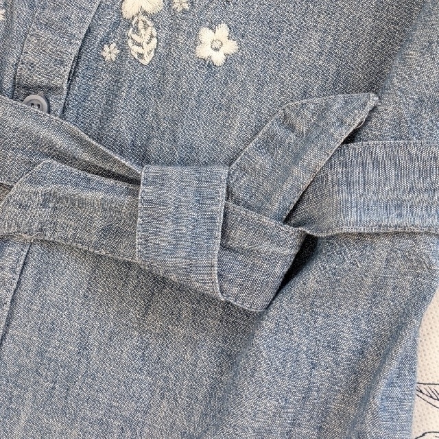 GAP Kids(ギャップキッズ)のGAP KIDS シャンブレー刺繍ワンピース　M.130〜140センチ キッズ/ベビー/マタニティのキッズ服女の子用(90cm~)(ワンピース)の商品写真