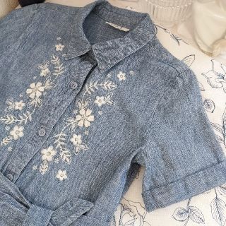 ギャップキッズ(GAP Kids)のGAP KIDS シャンブレー刺繍ワンピース　M.130〜140センチ(ワンピース)