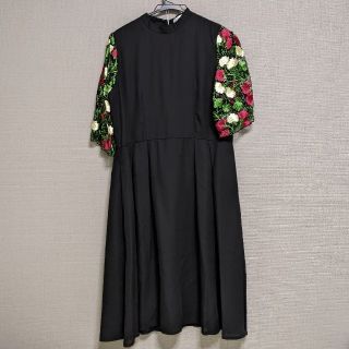 メルロー(merlot)のmerlot plus 花柄刺繍ワンピース(ひざ丈ワンピース)