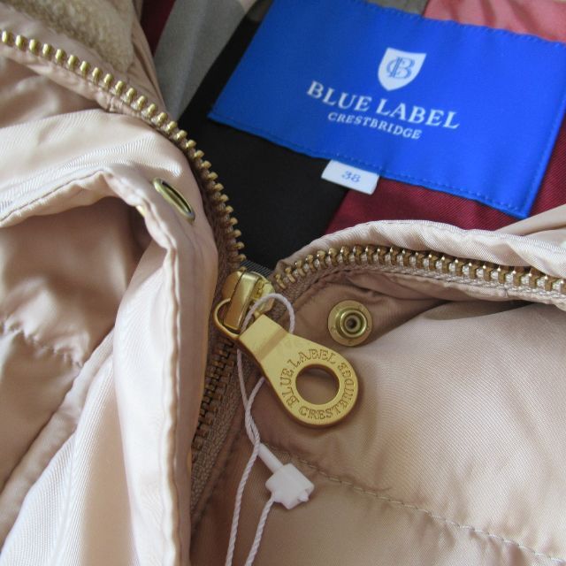 BLUE LABEL CRESTBRIDGE(ブルーレーベルクレストブリッジ)のブルーレーベルクレストブリッジ 新品キャメル ダウン ダウンコート 38 レディースのジャケット/アウター(ダウンコート)の商品写真