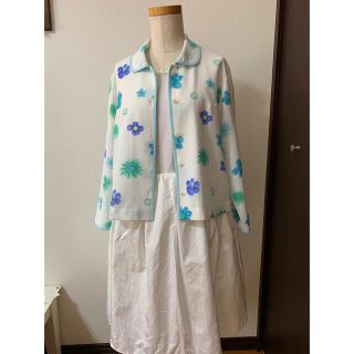 LEMONAのキレイな花柄長袖薄手のジャケット(テーラードジャケット)