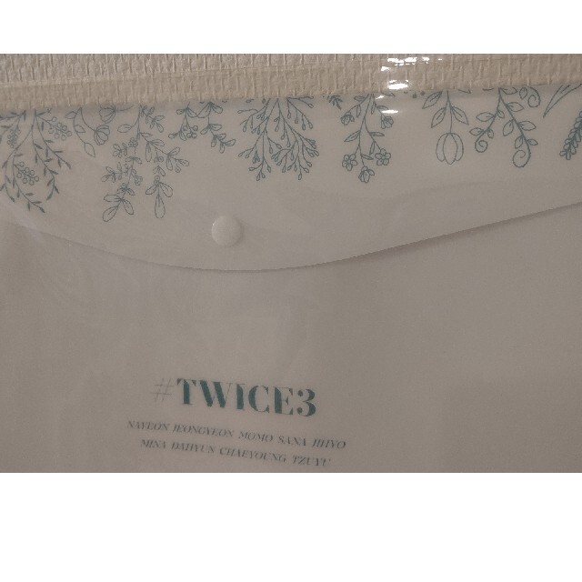 TWICE 【新品未使用】クリアファイル エンタメ/ホビーのタレントグッズ(アイドルグッズ)の商品写真