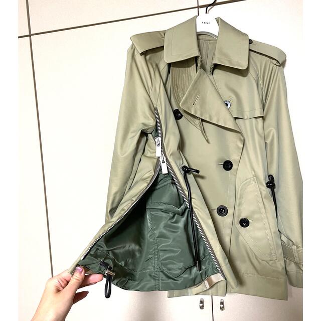 sacai(サカイ)のsacai  サカイ　トレンチ　新品 ショートトレンチ ドッキング コート レディースのジャケット/アウター(トレンチコート)の商品写真