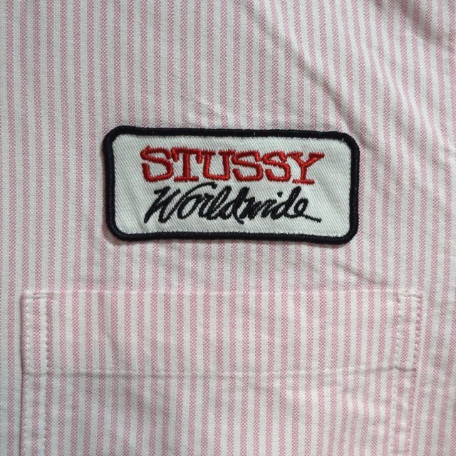 STUSSY(ステューシー)の《ステューシー》刺繍ブランドロゴ　ピンク系ストライプ　Mサイズ　ワークシャツ メンズのトップス(シャツ)の商品写真