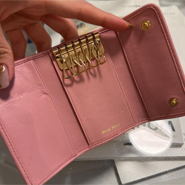 良かったらご覧になって下さい極美品　miu miu ミュウミュウ　マテラッセ　6連　キーケース　ゴールド金具