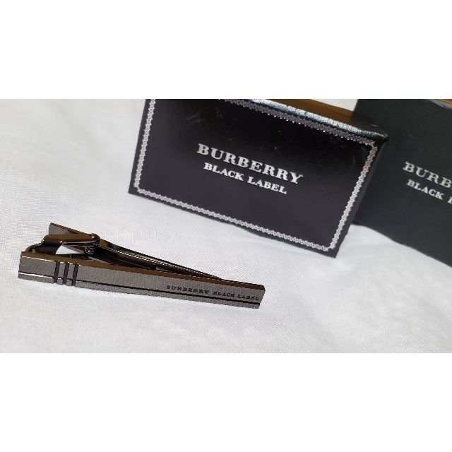 BURBERRY BLACK LABEL(バーバリーブラックレーベル)の正規 バーバリーブラックレーベル エンブレムロゴ メタルブラックタイピン 付属有 メンズのファッション小物(ネクタイピン)の商品写真