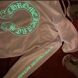 クロムハーツ(Chrome Hearts)のクロムハーツ　パーカー　光る(パーカー)