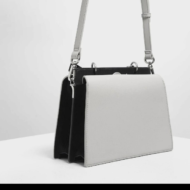 Charles and Keith(チャールズアンドキース)の定価¥10,450税込  ベルベットボウディテール トップハンドルバッグ レディースのバッグ(ハンドバッグ)の商品写真