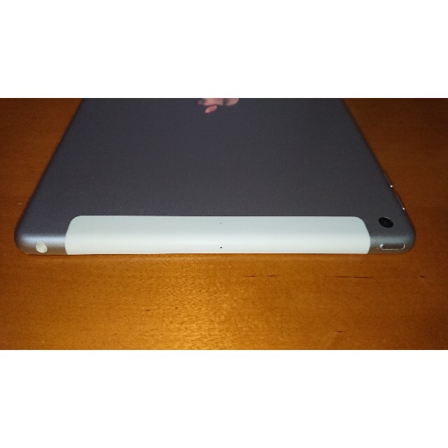 SIMフリー iPad 第5世代 32GB  MP1L2J/A  シルバー　一括 スマホ/家電/カメラのPC/タブレット(タブレット)の商品写真