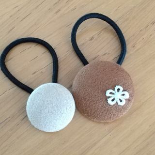 ハンドメイド くるみボタン 2個セット(ヘアアクセサリー)