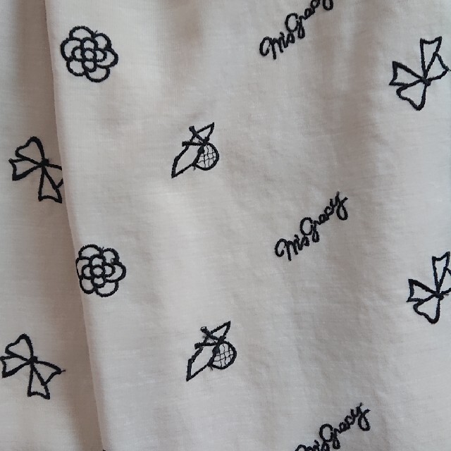 M'S GRACY(エムズグレイシー)のアイコン刺繍スカート38ベージュ レディースのスカート(ひざ丈スカート)の商品写真