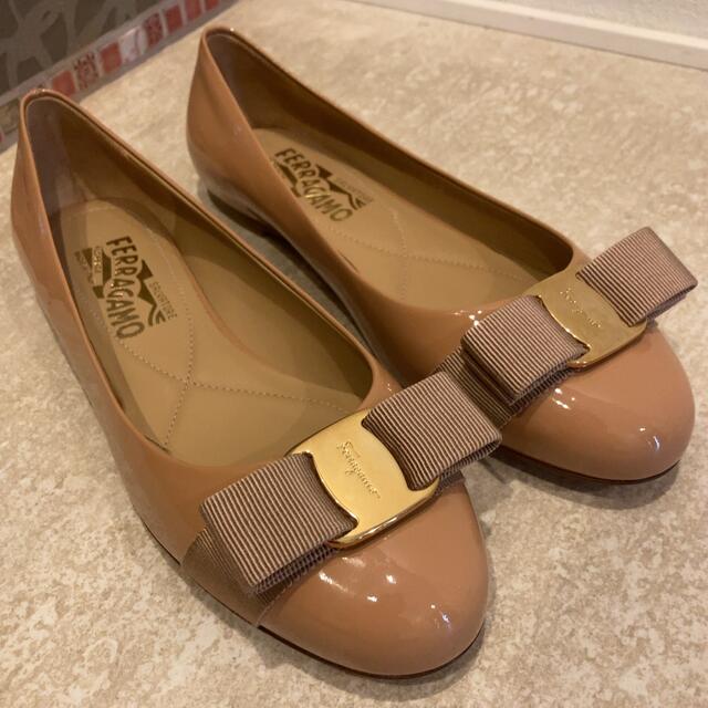 Salvatore Ferragamo(サルヴァトーレフェラガモ)のフェラガモ   バレエシューズ　ベージュ　35.5 レディースの靴/シューズ(バレエシューズ)の商品写真