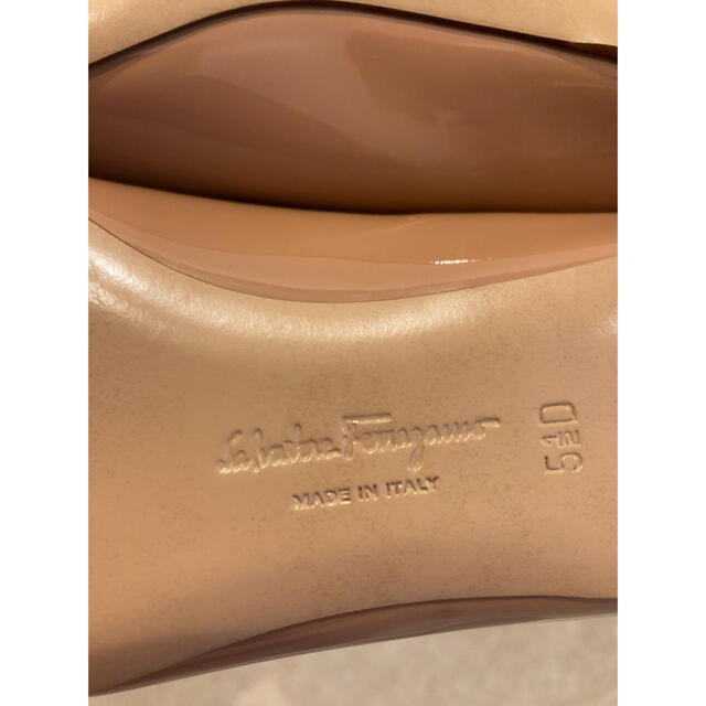 Salvatore Ferragamo(サルヴァトーレフェラガモ)のフェラガモ   バレエシューズ　ベージュ　35.5 レディースの靴/シューズ(バレエシューズ)の商品写真