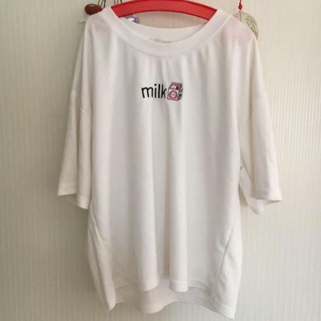 SPINNS(スピンズ)のスピンズ milkTシャツ ワンポイントホワイトTシャツ レディースのトップス(Tシャツ(半袖/袖なし))の商品写真