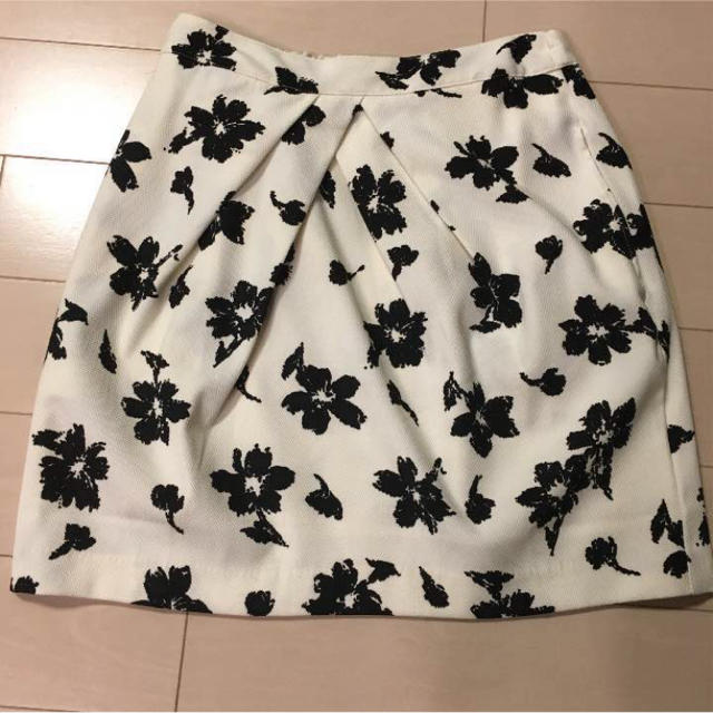 KBF(ケービーエフ)のKBF 花柄スカート レディースのスカート(ひざ丈スカート)の商品写真