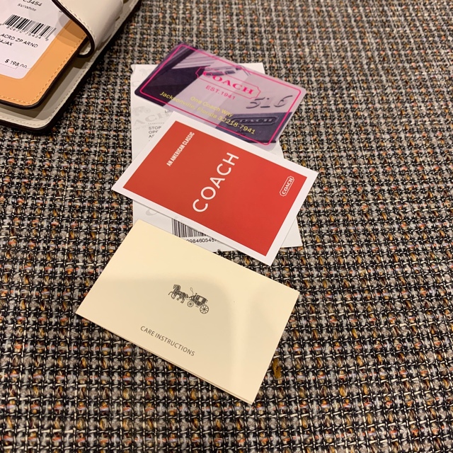 COACH(コーチ)のリピート割ショプバ・箱付き二つ折りホワイトモコモコ レディースのファッション小物(財布)の商品写真