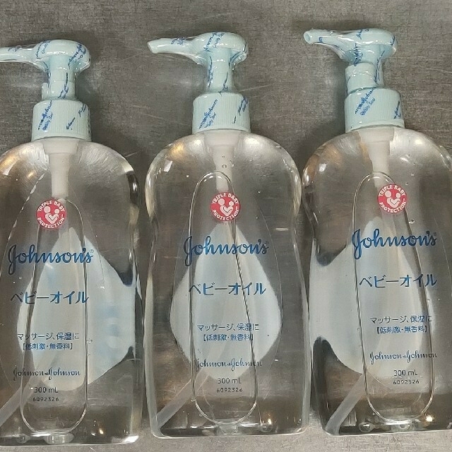 ジョンソンベビーオイル無香料300ml 3本 キッズ/ベビー/マタニティの洗浄/衛生用品(ベビーローション)の商品写真