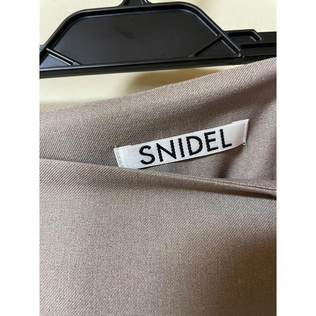 SNIDEL(スナイデル)のsnidel ハイウエストヘムフレアツイルスカート MOC レディースのスカート(ロングスカート)の商品写真