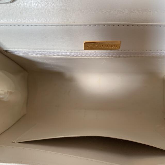 HANAE MORI(ハナエモリ)のハナエモリ　白　ショルダーバッグ　ロゴ金具　ゴールド　ハンドバッグ レディースのバッグ(ショルダーバッグ)の商品写真