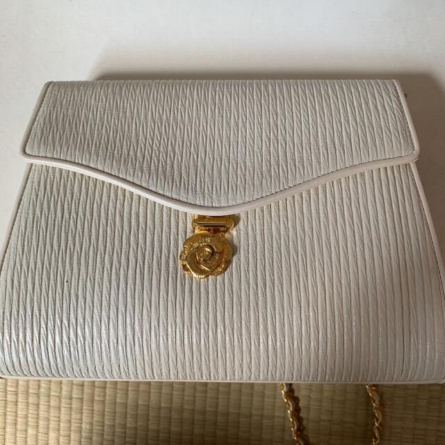HANAE MORI(ハナエモリ)のハナエモリ　白　ショルダーバッグ　ロゴ金具　ゴールド　ハンドバッグ レディースのバッグ(ショルダーバッグ)の商品写真