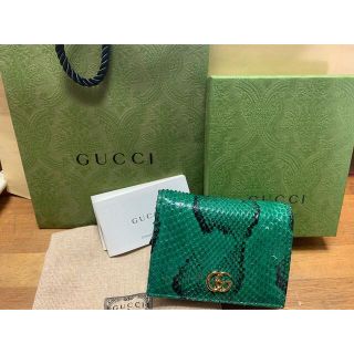 っています Gucci - GUCCI 超激レア パイソン 緑 2つ折り財布 蛇柄