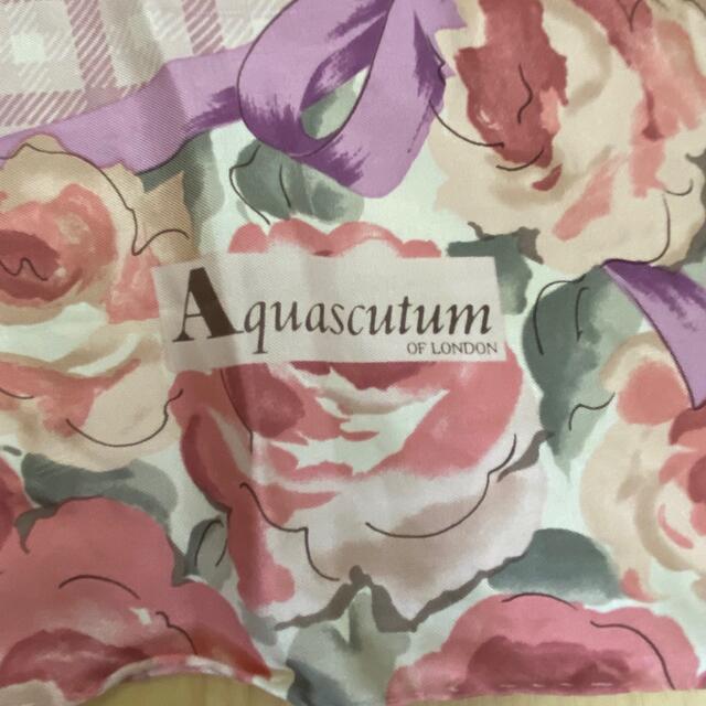 AQUA SCUTUM(アクアスキュータム)のAquascutum アクアスキュータム　シルク100％　スカーフ　バラ柄 レディースのファッション小物(バンダナ/スカーフ)の商品写真