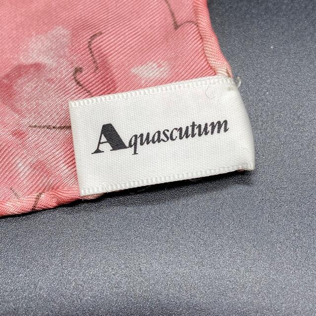 AQUA SCUTUM(アクアスキュータム)のAquascutum アクアスキュータム　シルク100％　スカーフ　バラ柄 レディースのファッション小物(バンダナ/スカーフ)の商品写真