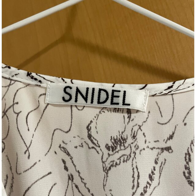 SNIDEL(スナイデル)のスナイデルラインフラワーウエストギャザーワンピース　正規品　白　ブルベ レディースのワンピース(ロングワンピース/マキシワンピース)の商品写真