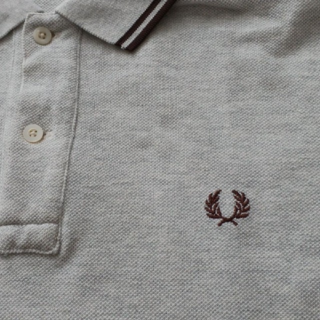 FRED PERRY(フレッドペリー)のFRED PERRY　フレッドペリー　ポロシャツ　刺繍ワンポイントロゴ メンズのトップス(ポロシャツ)の商品写真