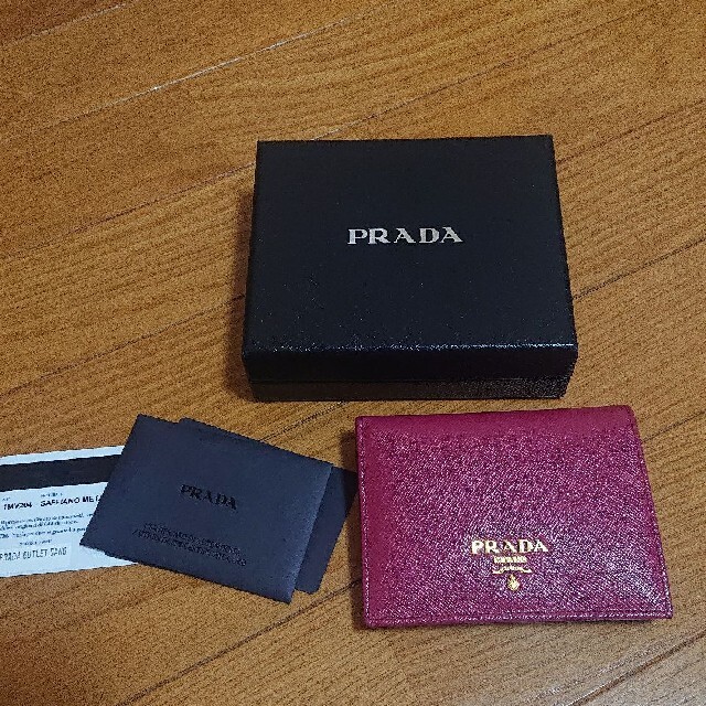 PRADA(プラダ)のうさぎさん専用です！GW直前値下げ！プラダ２つ折財布 レディースのファッション小物(財布)の商品写真