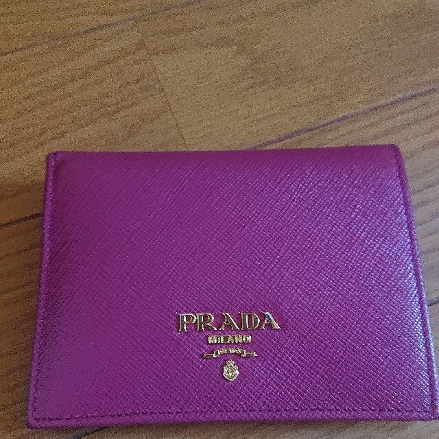 PRADA(プラダ)のうさぎさん専用です！GW直前値下げ！プラダ２つ折財布 レディースのファッション小物(財布)の商品写真