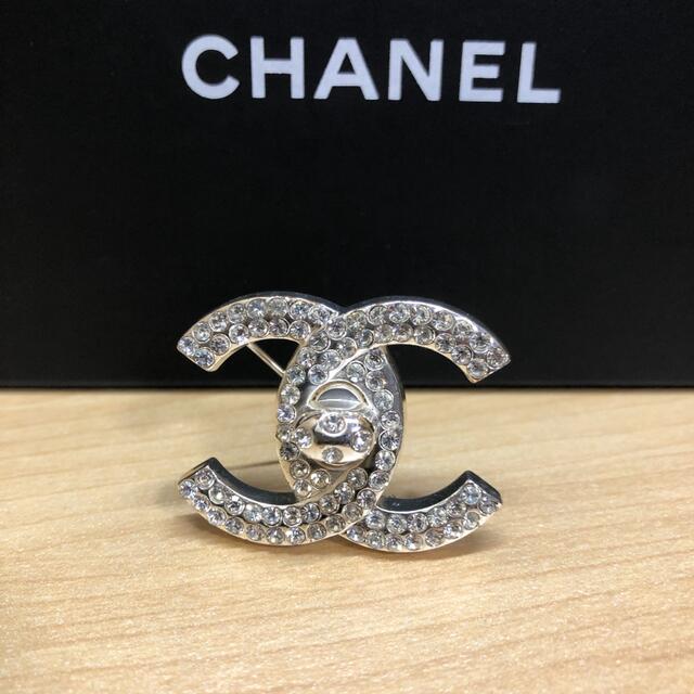 CHANEL(シャネル)のCHANEL シャネル　ブローチ　ココマーク　ターンロック　ラインストーン レディースのアクセサリー(ブローチ/コサージュ)の商品写真