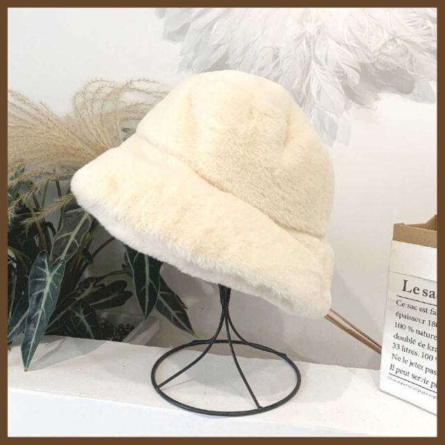 【冬物】 ふわふわ もこもこ バケットハット ボアハット 小顔効果 ホワイト 白 レディースの帽子(ハット)の商品写真