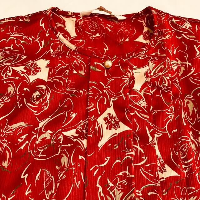 ノーカラーシャツジャケット レトロブラウス シルバー バラの花柄  パールボタン レディースのジャケット/アウター(ノーカラージャケット)の商品写真