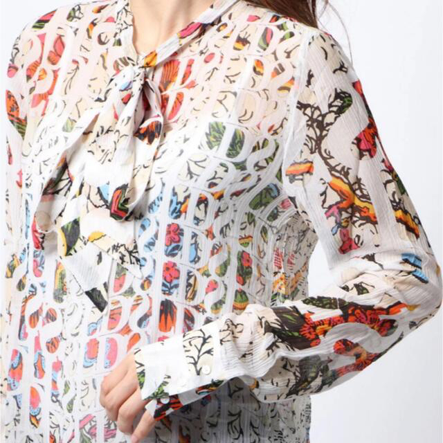 DESIGUAL(デシグアル)の新品✨Desigual デシグアル　シルク混ブラウス　S 定価17,900円 レディースのトップス(シャツ/ブラウス(長袖/七分))の商品写真