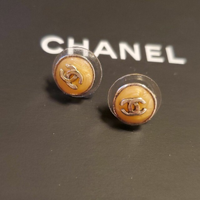 CHANEL(シャネル)の未使用【CHANEL】ボタンピアス(白) レディースのアクセサリー(ピアス)の商品写真