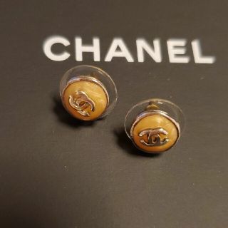 シャネル(CHANEL)の未使用【CHANEL】ボタンピアス(白)(ピアス)