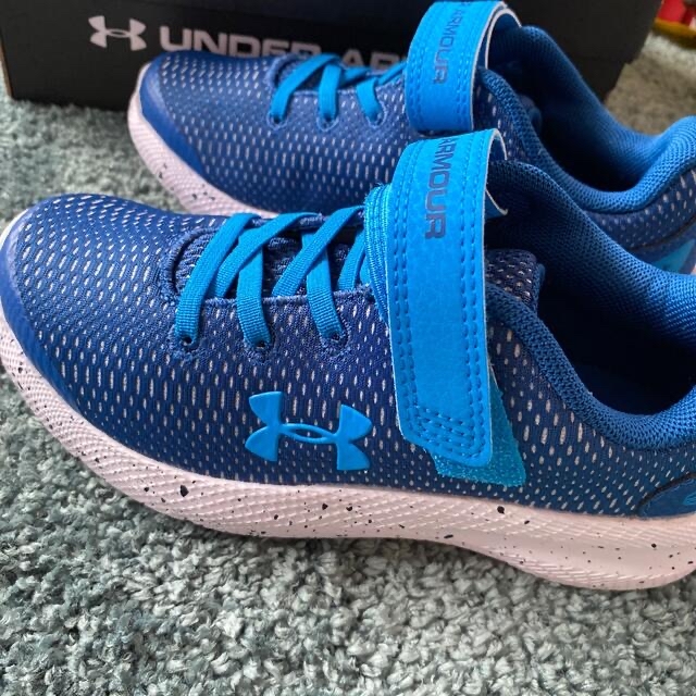 UNDER ARMOUR(アンダーアーマー)のアンダーアーマー スニーカー 18センチ キッズ/ベビー/マタニティのキッズ靴/シューズ(15cm~)(スニーカー)の商品写真