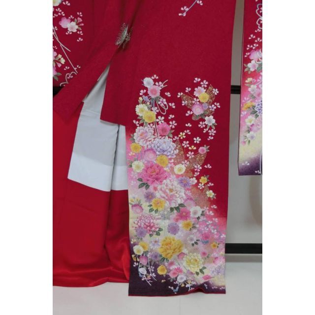 Ｓスーパービッグサイズお仕立て上がり正絹振袖　赤地に花柄　ラメ入り　金糸刺繍 レディースの水着/浴衣(振袖)の商品写真
