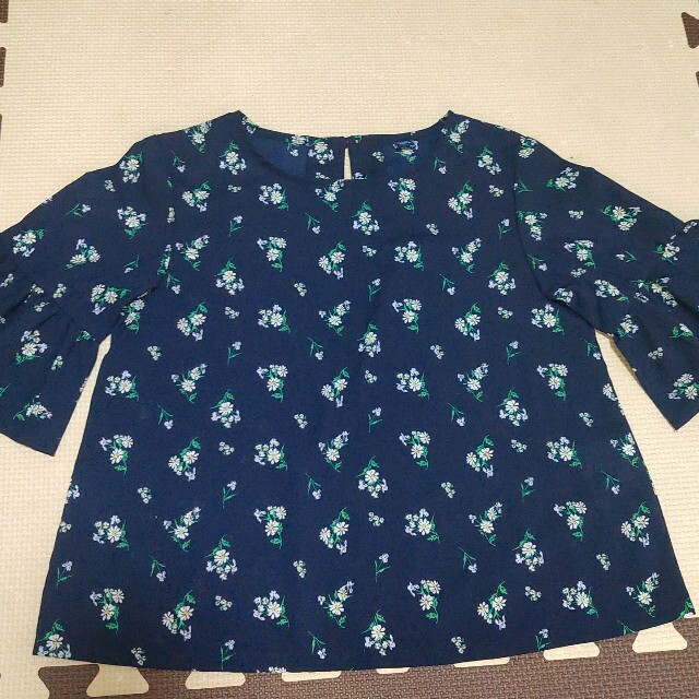 UNIQLOトップス120 キッズ/ベビー/マタニティのキッズ服女の子用(90cm~)(Tシャツ/カットソー)の商品写真
