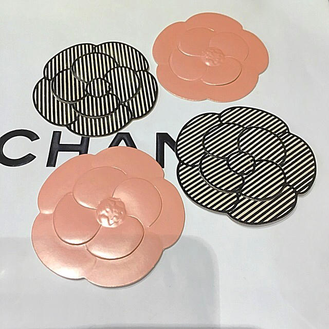 CHANEL(シャネル)のシャネル カメリアステッカー×4枚 ハンドメイドの文具/ステーショナリー(しおり/ステッカー)の商品写真