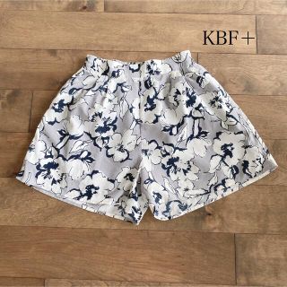 ケービーエフプラス(KBF+)のKBF+  ケービーエフプラス　花柄 ショートパンツ キュロット　グレー(ショートパンツ)