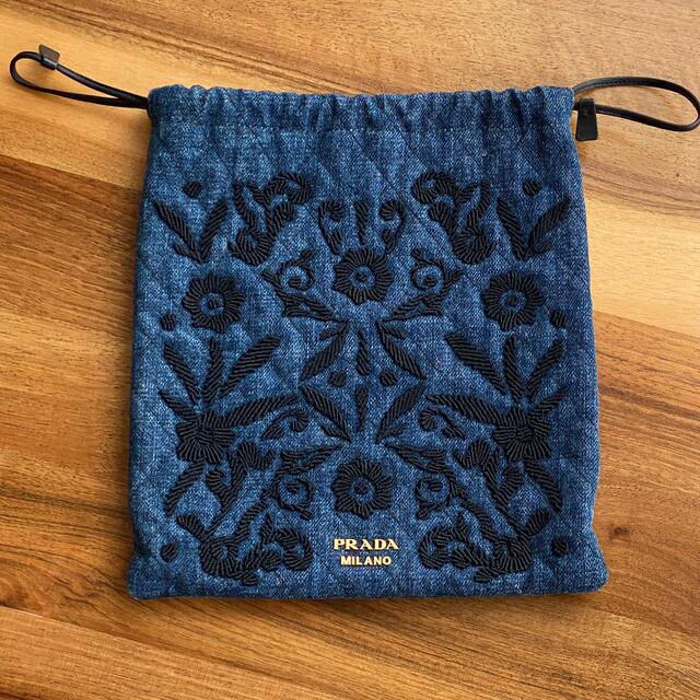 PRADA(プラダ)のPRADA デニム 刺繍 巾着 ポーチ バッグ ハンドメイドのファッション小物(バッグ)の商品写真