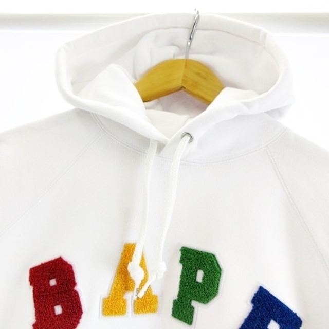 A BATHING APE(アベイシングエイプ)のタグ付き パーカー BAPEロゴ ワッペン フーディー ホワイト 白 F レディースのトップス(パーカー)の商品写真