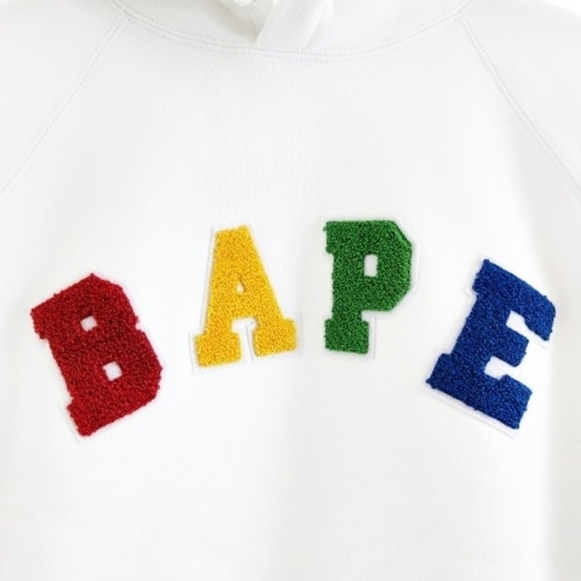 A BATHING APE(アベイシングエイプ)のタグ付き パーカー BAPEロゴ ワッペン フーディー ホワイト 白 F レディースのトップス(パーカー)の商品写真