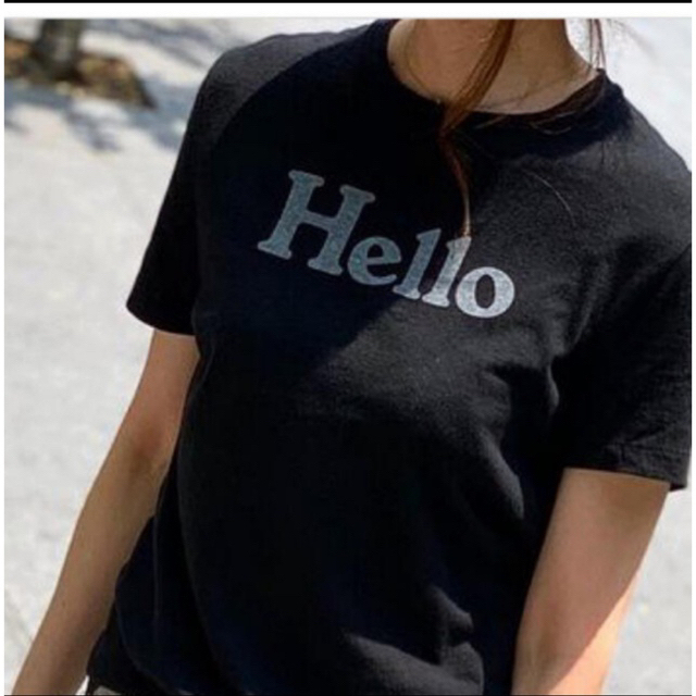 MADISONBLUE(マディソンブルー)のMADISONBLUE ハロー　Hello クルーネック　Tシャツ　黒　02 レディースのトップス(Tシャツ(半袖/袖なし))の商品写真