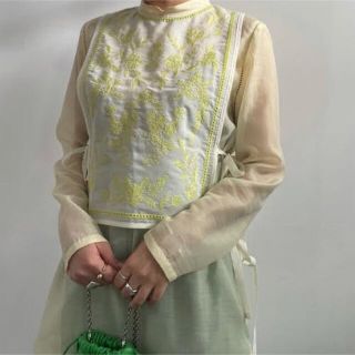 アメリヴィンテージ(Ameri VINTAGE)の【2022ss完売品】AMERI EMBROIDERY APRON BLOUSE(シャツ/ブラウス(長袖/七分))