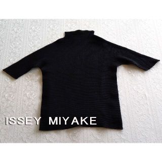 イッセイミヤケ(ISSEY MIYAKE)のISSEY MIYAKE　イッセイミヤケ　プリーツ　半袖　ブラック☆未着用☆(Tシャツ(半袖/袖なし))