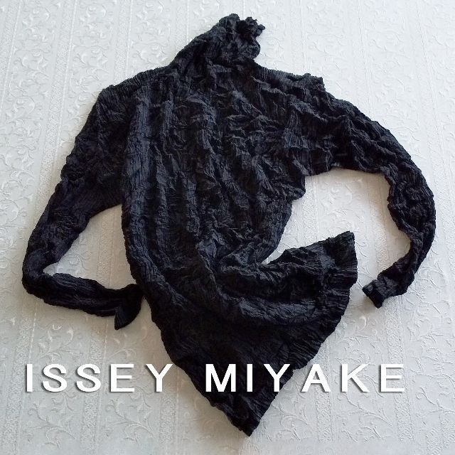 ISSEY MIYAKE(イッセイミヤケ)のISSEY MIYAKE　イッセイミヤケ　シルク混　ハイネック　☆試着のみ☆ レディースのトップス(カットソー(長袖/七分))の商品写真