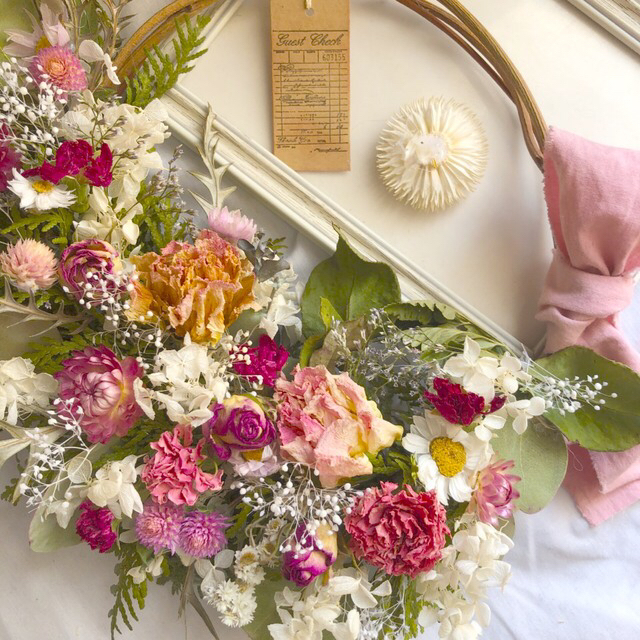 ピンクの小花とユーカリのドライフラワーリース ハンドメイドのフラワー/ガーデン(ドライフラワー)の商品写真